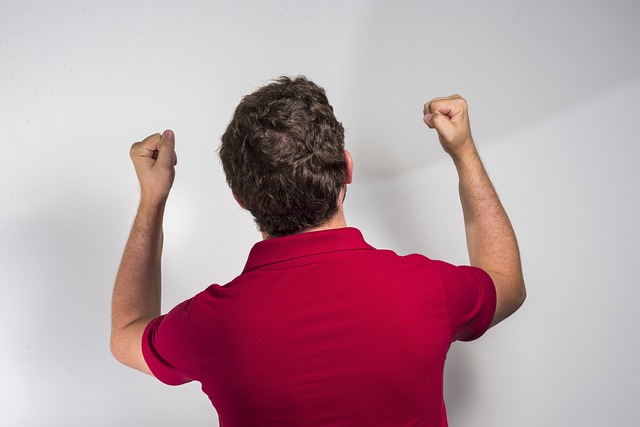 皇马四将染黄，贝林厄姆违规进场遭警告