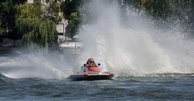 庆祝欧洲杯夺冠，英格兰女足前锋凯莉在伦敦街头跳舞